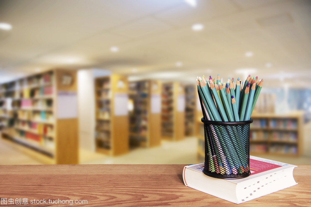 紙間時光 木桌之上，現代圖書館中報刊的沉思